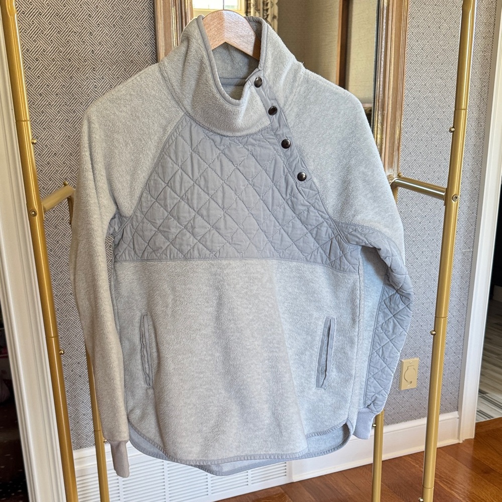 Women’s Abercrombie & Fitch Light Gray Quilted Turtleneck Sweater, M